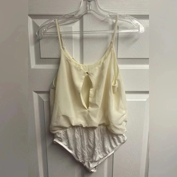 💕 2 For $10 GUESS Los Angeles White/Cream Chiffon Bodysuit Size Small - Picture 5 of 5